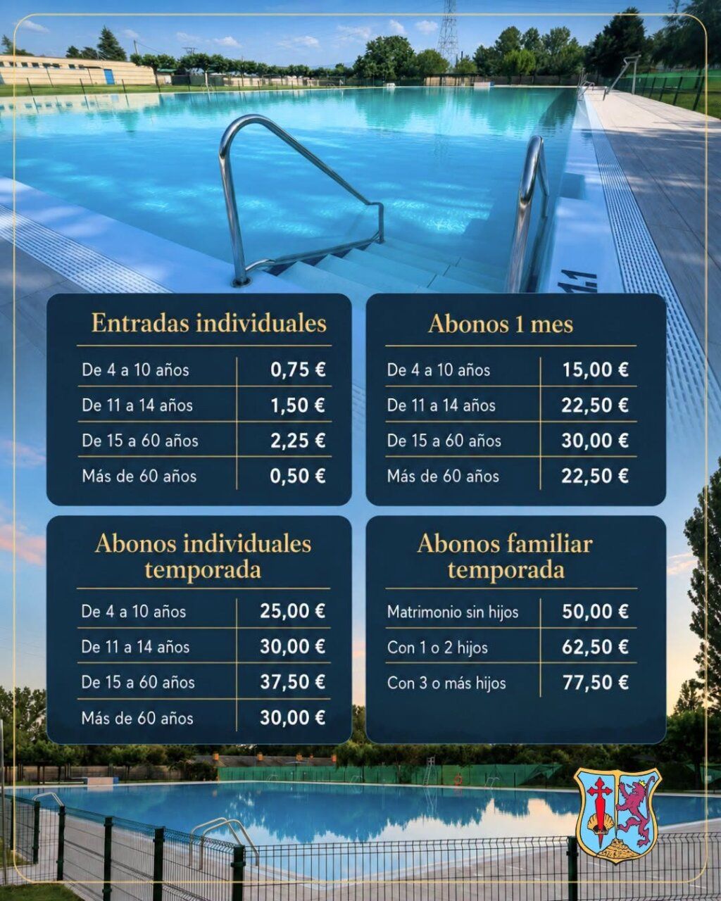 Vista de las piscinas municipales de Cacabelos con escaleras y césped alrededor