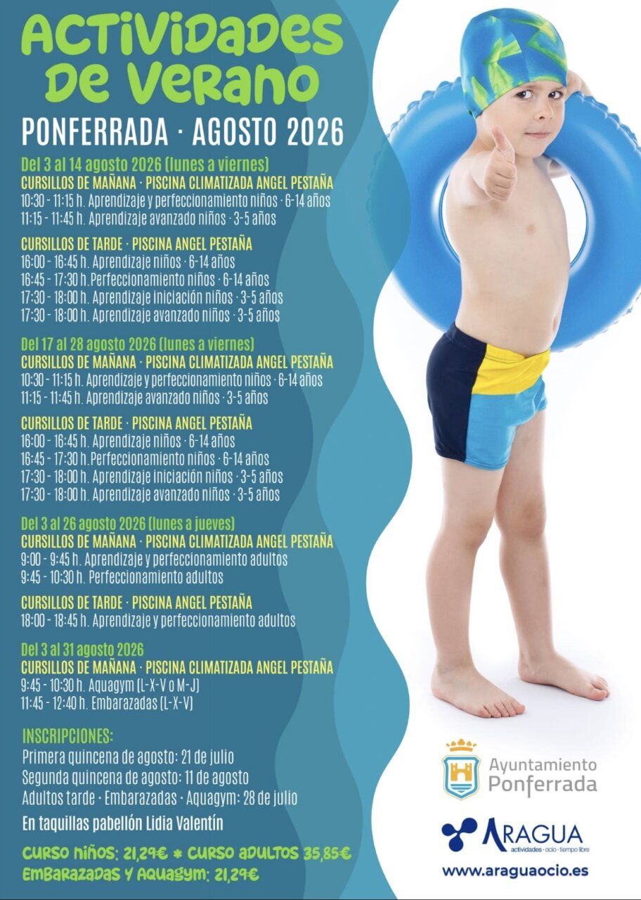 Niño con gorro de baño y flotador en piscina