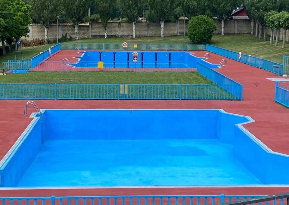 Vista de las piscinas de Villablino preparándose para el verano