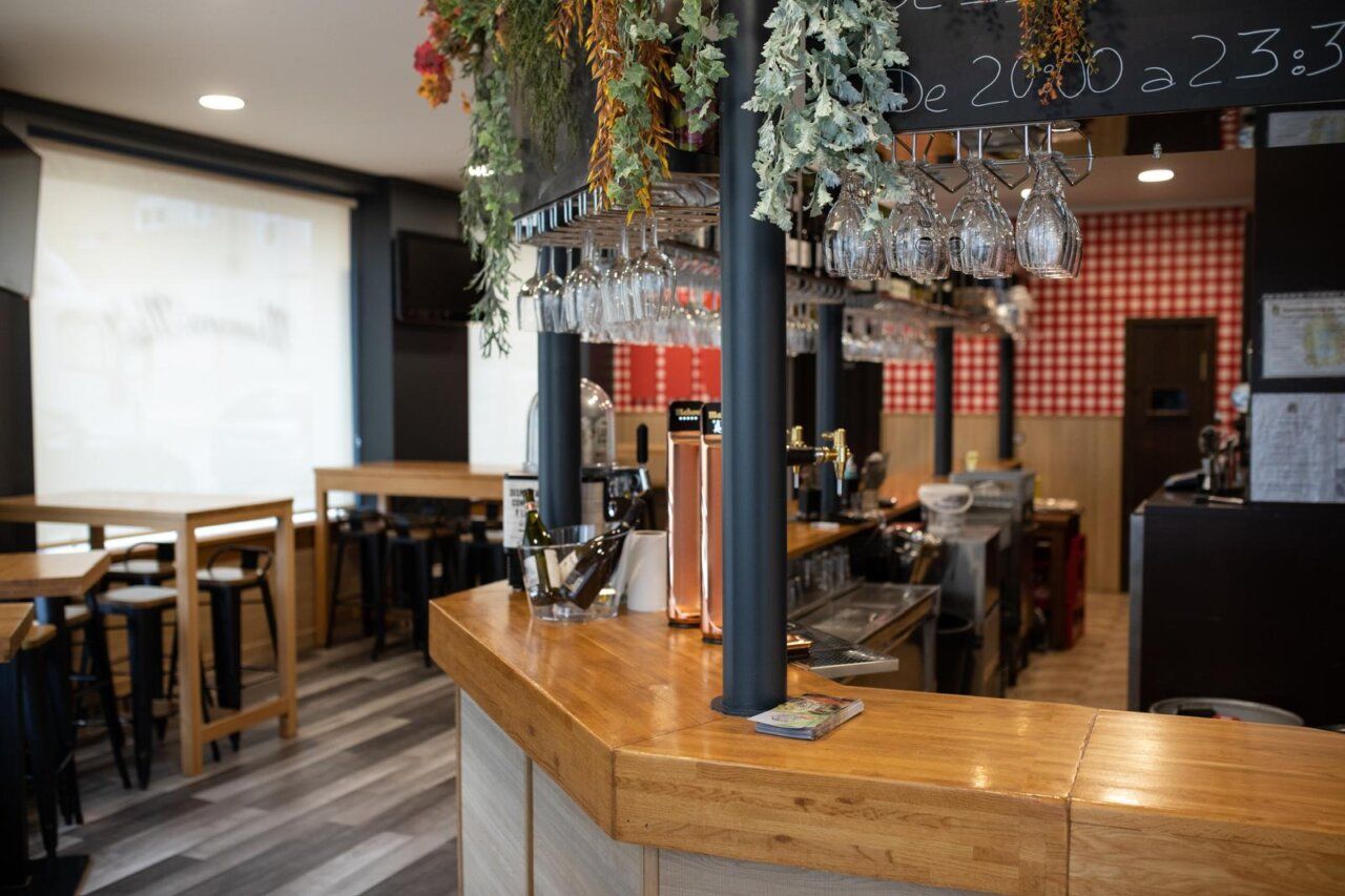 Interior de la pizzería Mamma Mia con decoración italiana