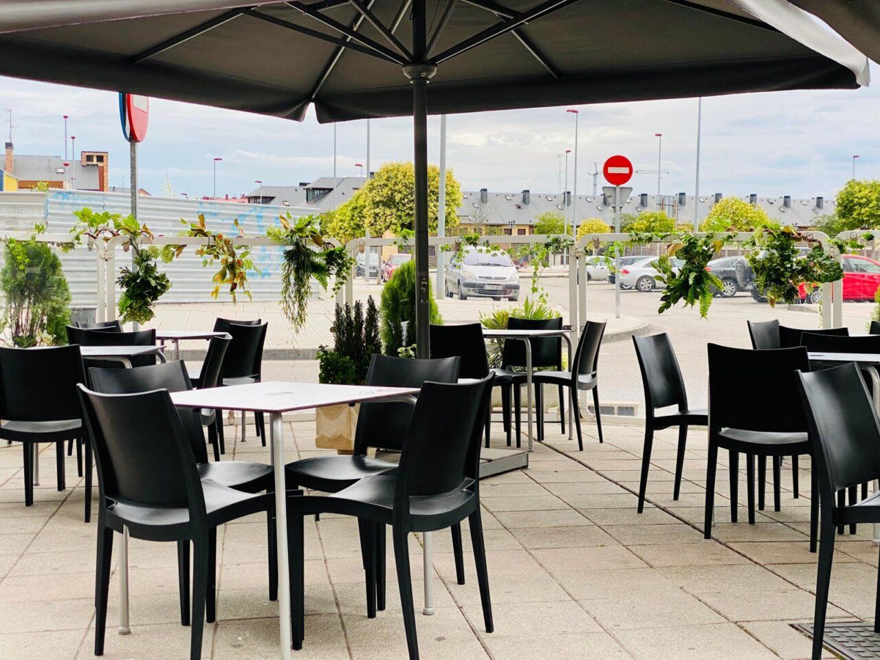 Terraza de la pizzería Mamma Mia con mesas y sillas vacías