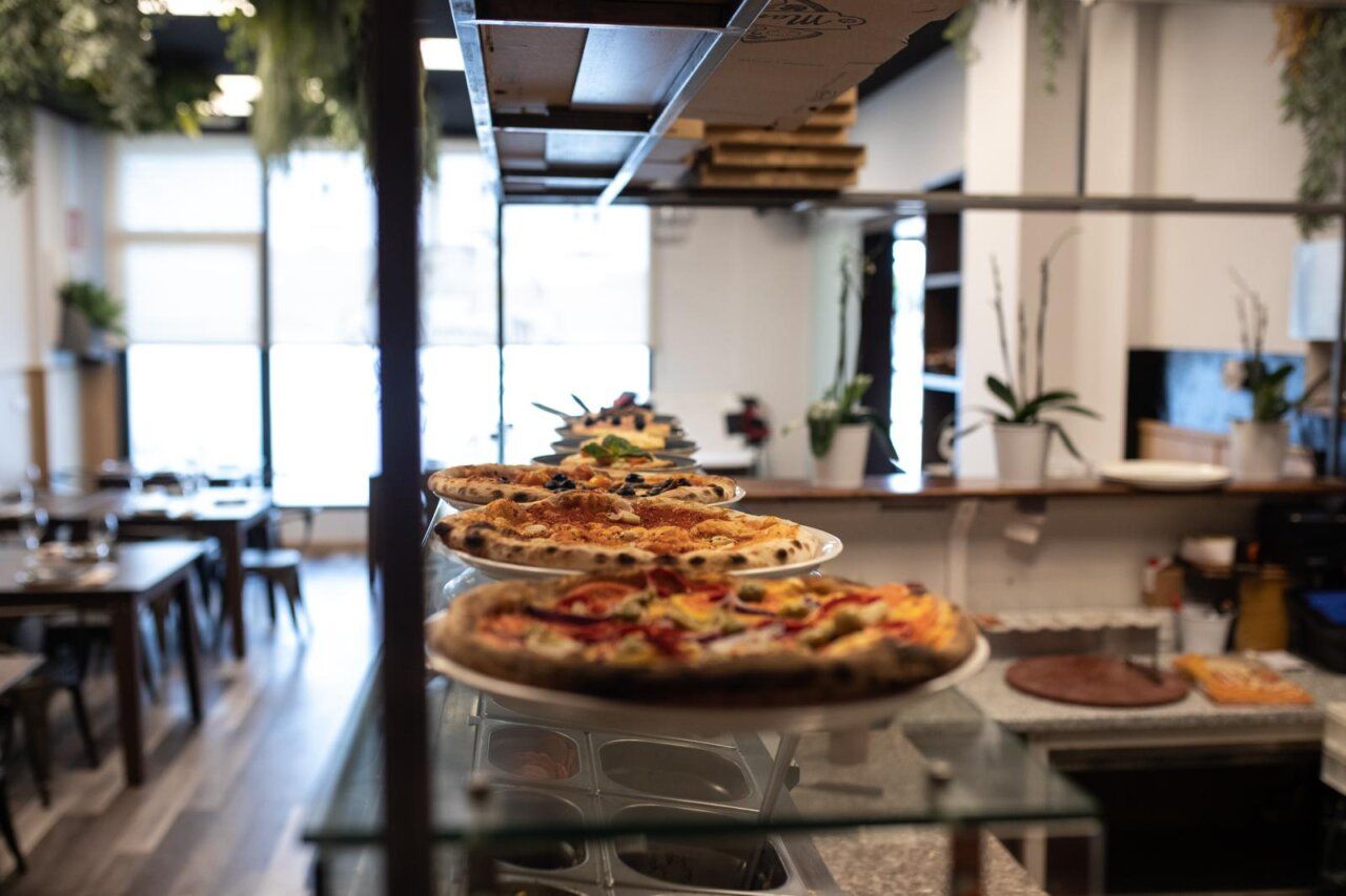 Vista de varias pizzas en la pizzería Mamma Mia en Ponferrada