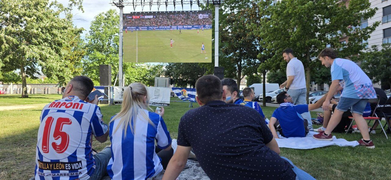 Aficionados de la SD Ponferradina viendo un partido en pantalla gigante