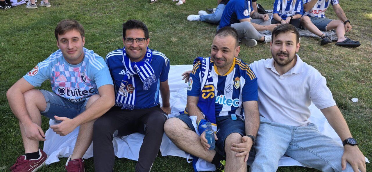 Aficionados de la SD Ponferradina disfrutando del partido en pantalla gigante