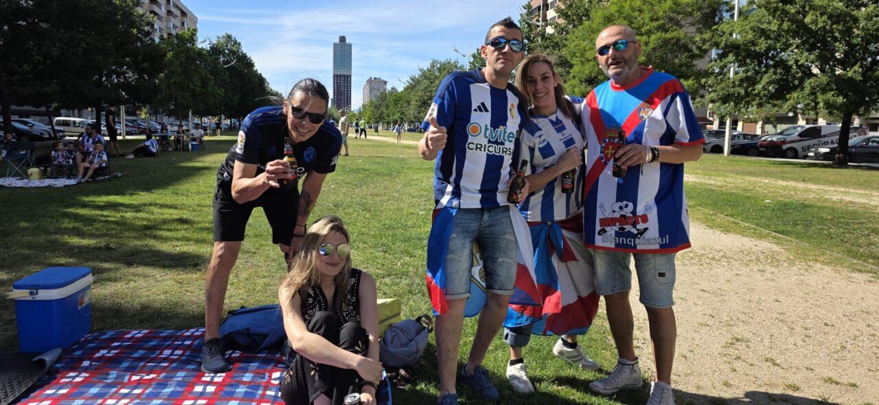 Aficionados de la SD Ponferradina disfrutando de un partido en pantalla gigante
