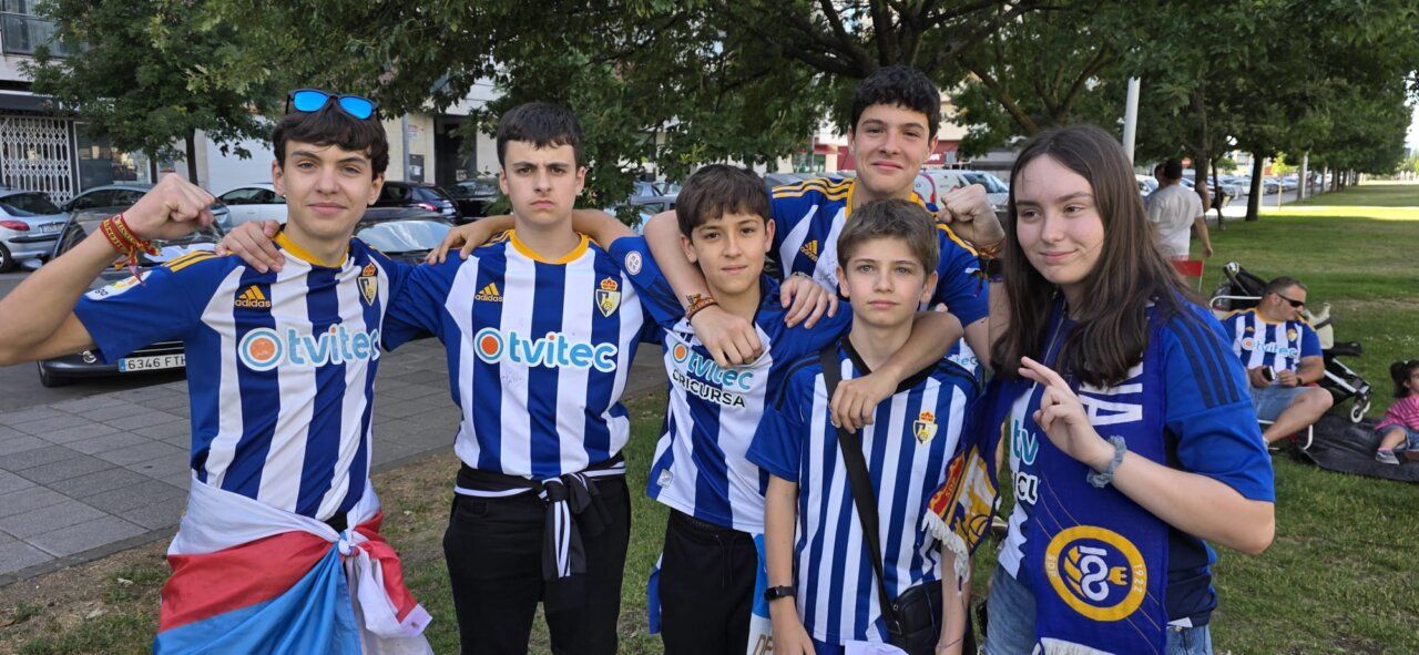 Grupo de jóvenes aficionados de la SD Ponferradina en un evento deportivo