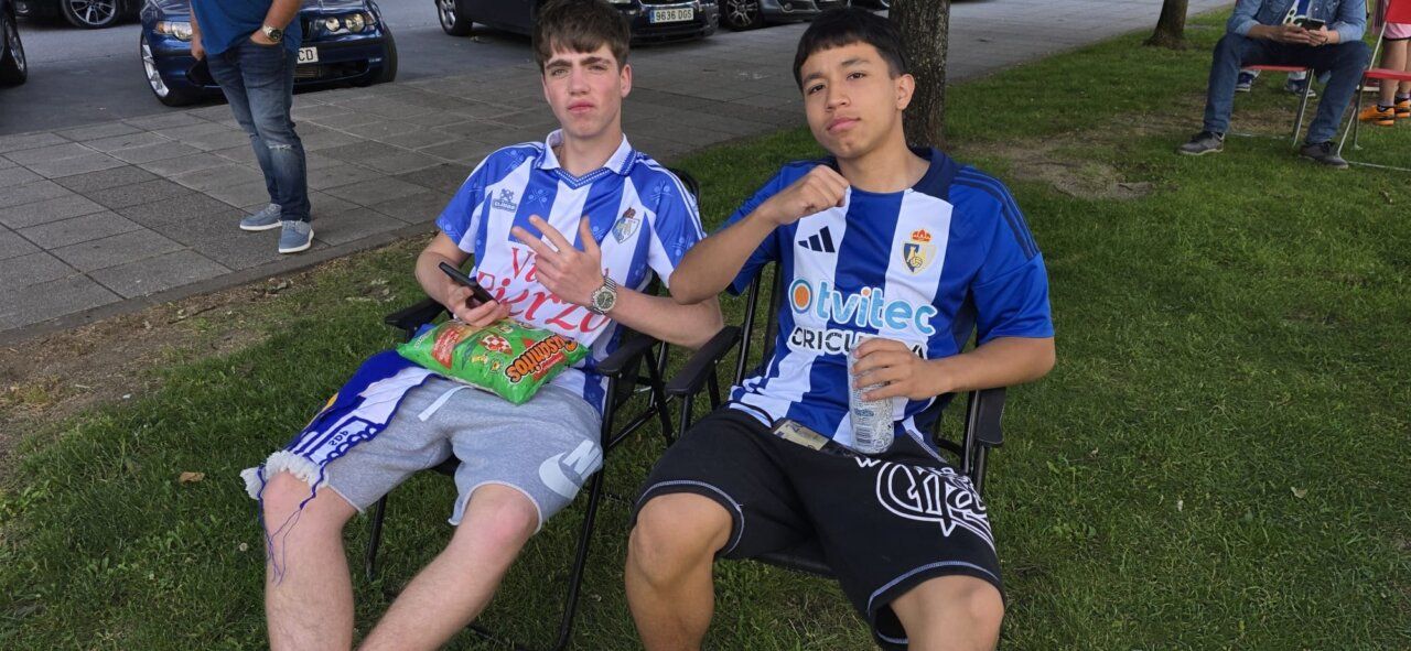 Dos jóvenes aficionados de la SD Ponferradina disfrutando del partido en un ambiente festivo.