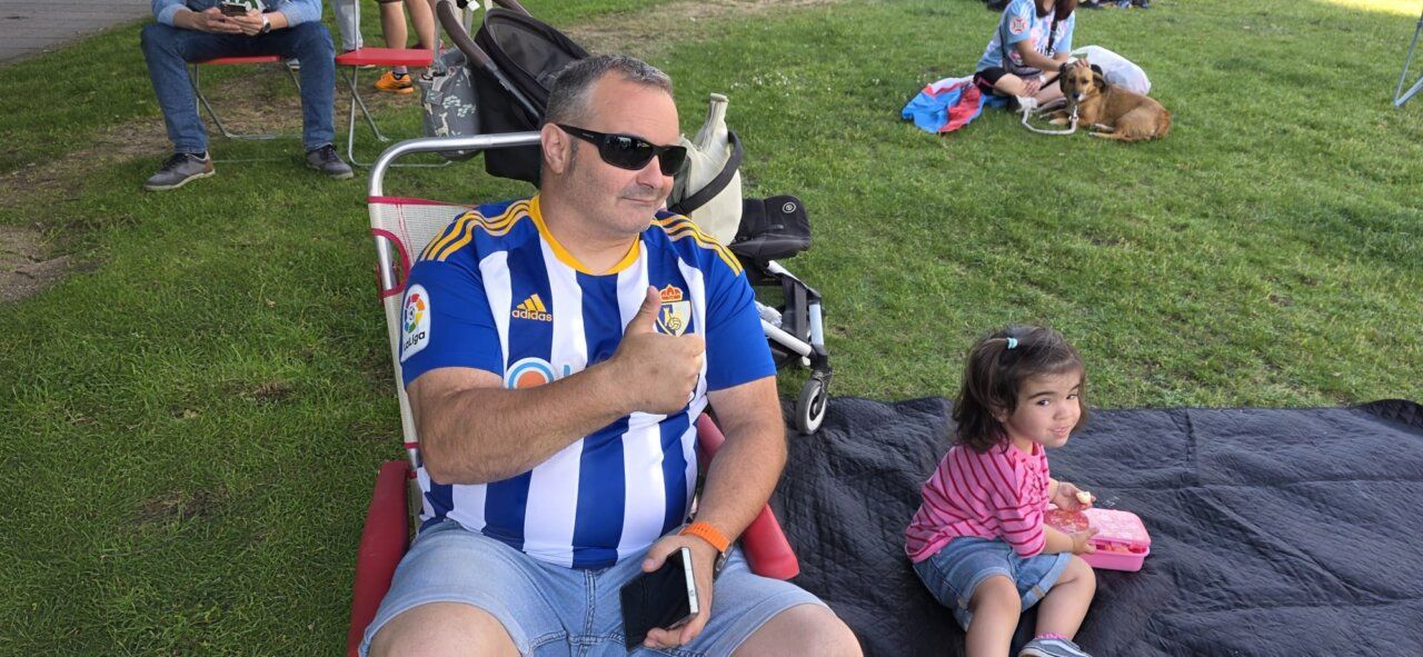 Aficionados de la SD Ponferradina disfrutando de un partido en pantalla gigante
