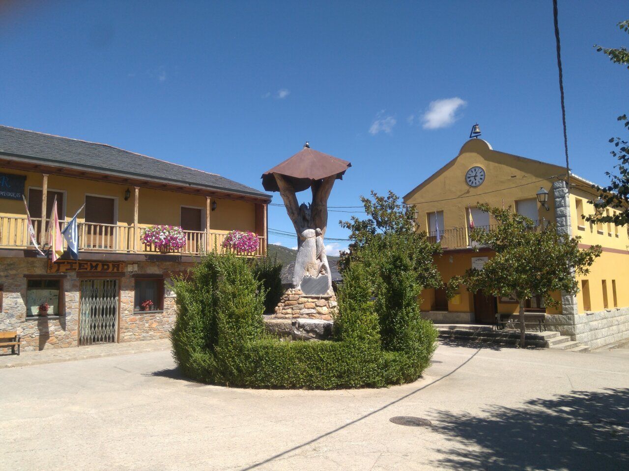 Vista de la Playa del Ayuntamiento en Borrenes con edificios y vegetación