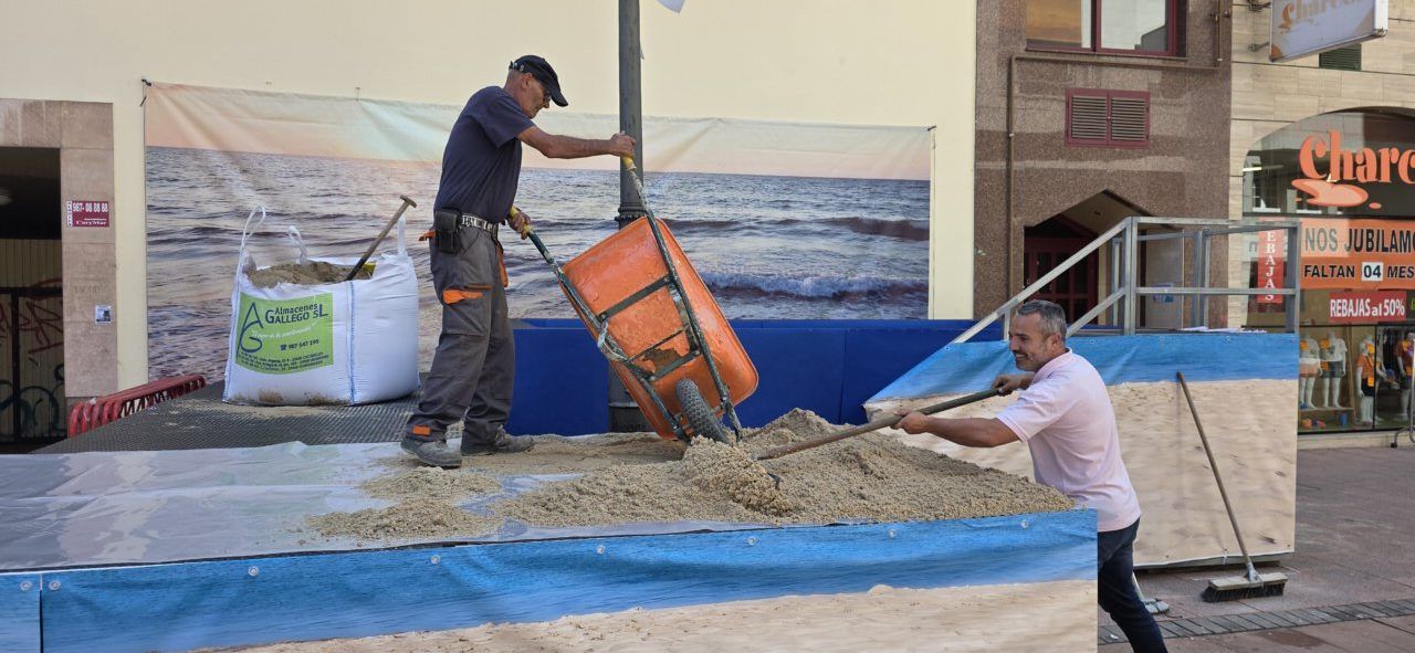 Trabajadores montando la playa urbana en Ponferrada con arena