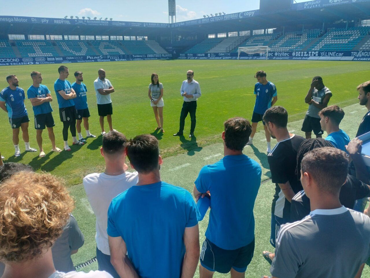 Visita del alcalde a la plantilla de la SD Ponferradina en el campo