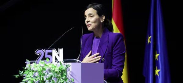 Nevenka Fernández hablando en un evento sobre violencia sistémica y reparación