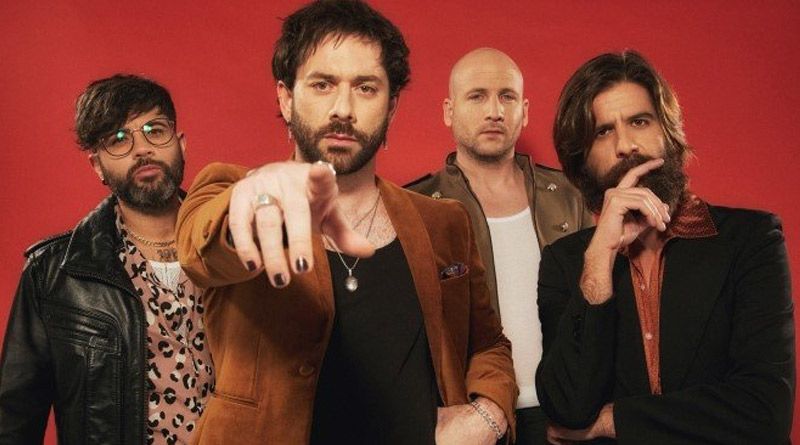 Banda Viva Suecia posando para una foto promocional con fondo rojo