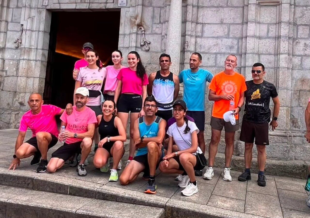 Grupo de corredores en la XVI Carrera contra el Cáncer en Ponferrada