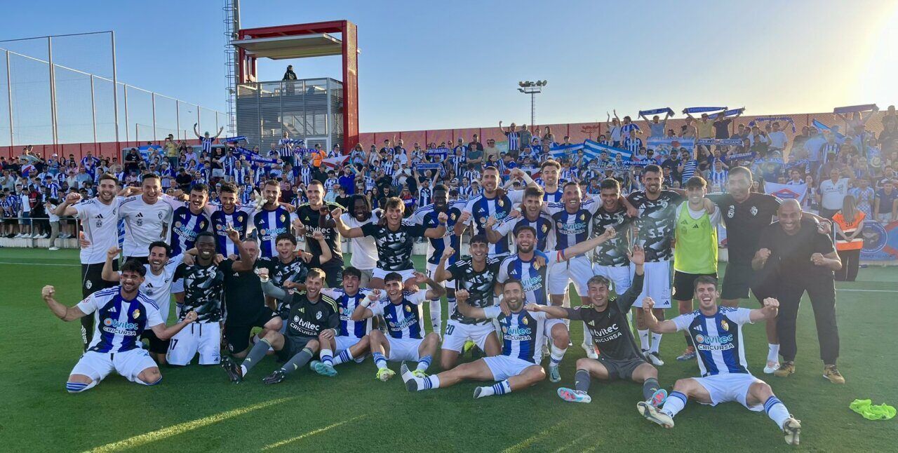 Jugadores de la SD Ponferradina celebrando su victoria en el playoff de ascenso