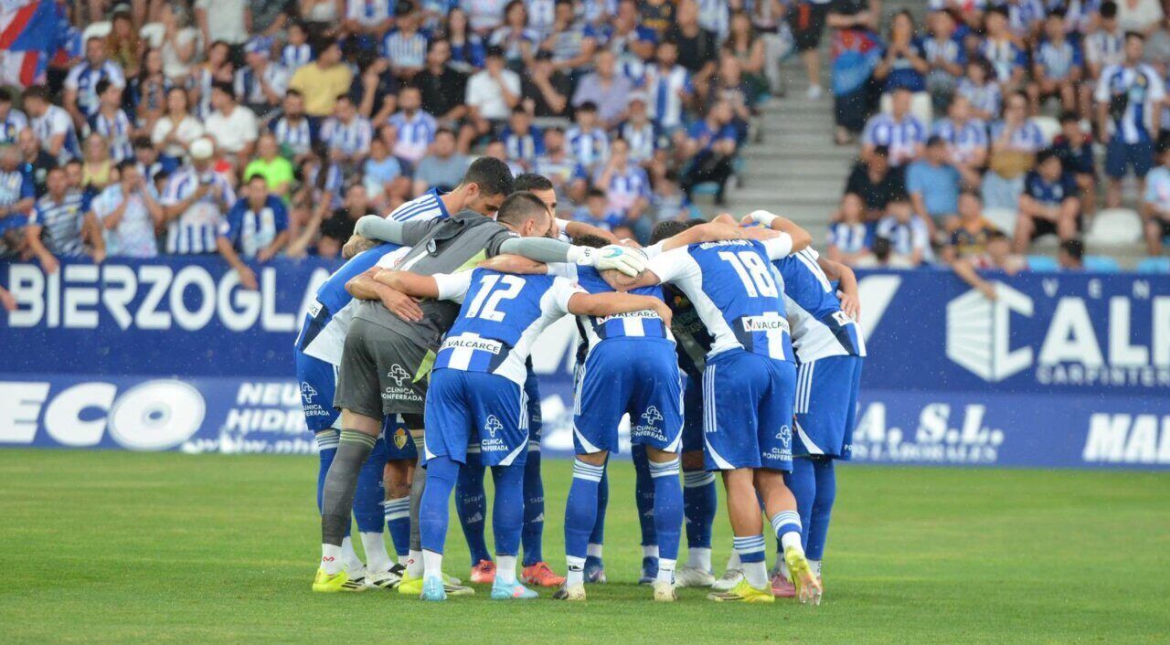 Jugadores de la SD Ponferradina en un momento de concentración antes del partido