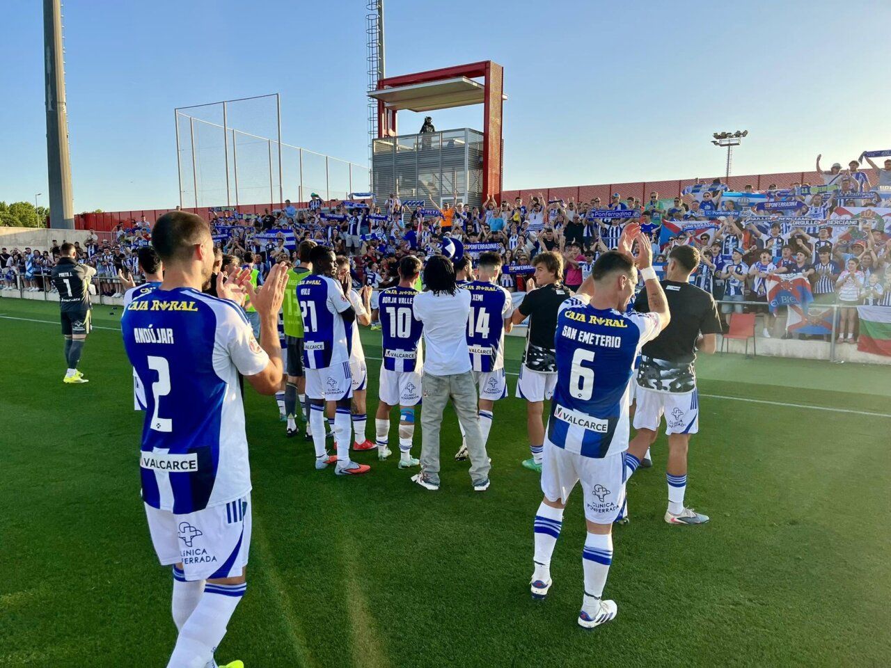 Jugadores de la Ponferradina celebrando con aficionados en el estadio