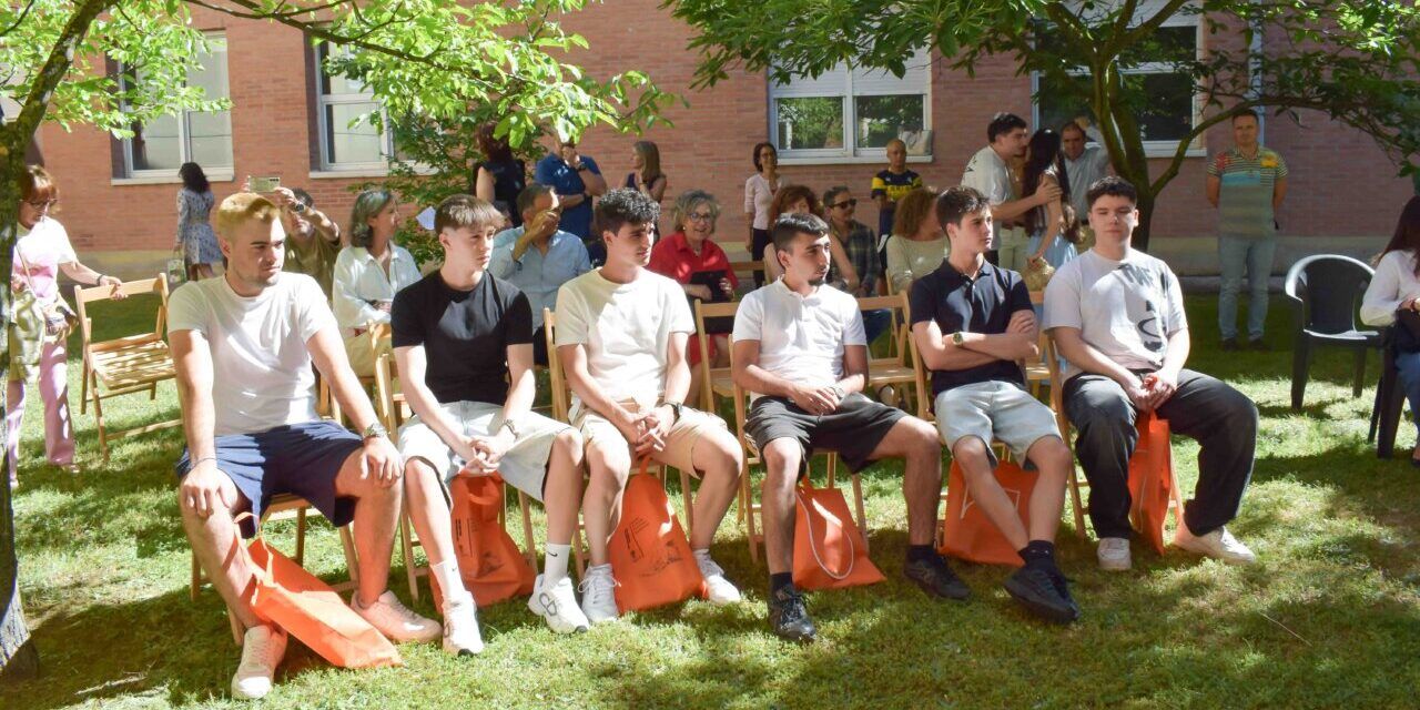 Estudiantes sentados en el evento de premiación de la Olimpiada de Economía