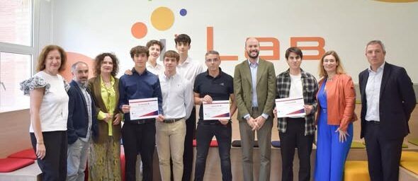 Grupo de estudiantes y representantes en la ceremonia de premios de emprendimiento