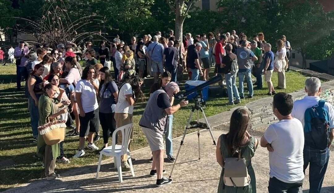 Grupo de personas observando un telescopio en Ponferrada