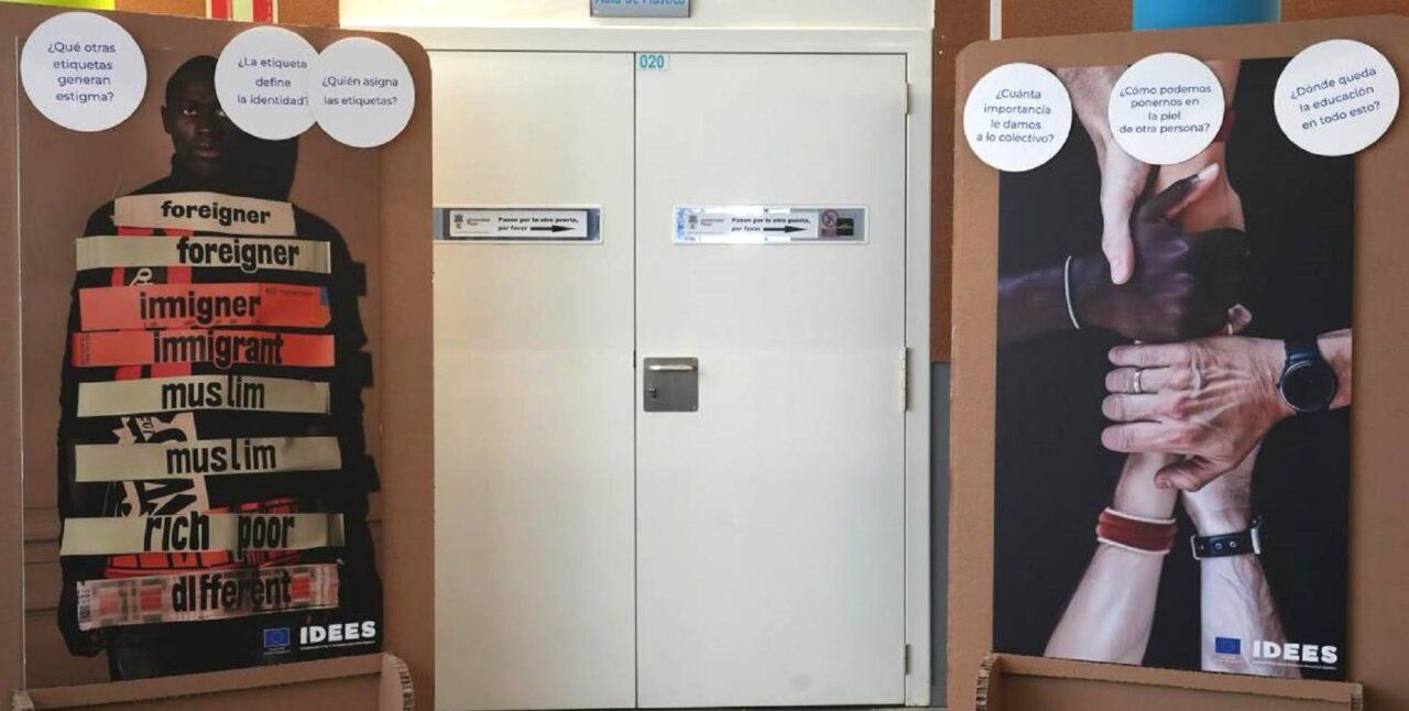 Paneles de la exposición Atrévete a mirar en la Universidad de León
