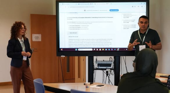 Dos presentadores en una reunión sobre inclusión educativa en la Universidad de León.