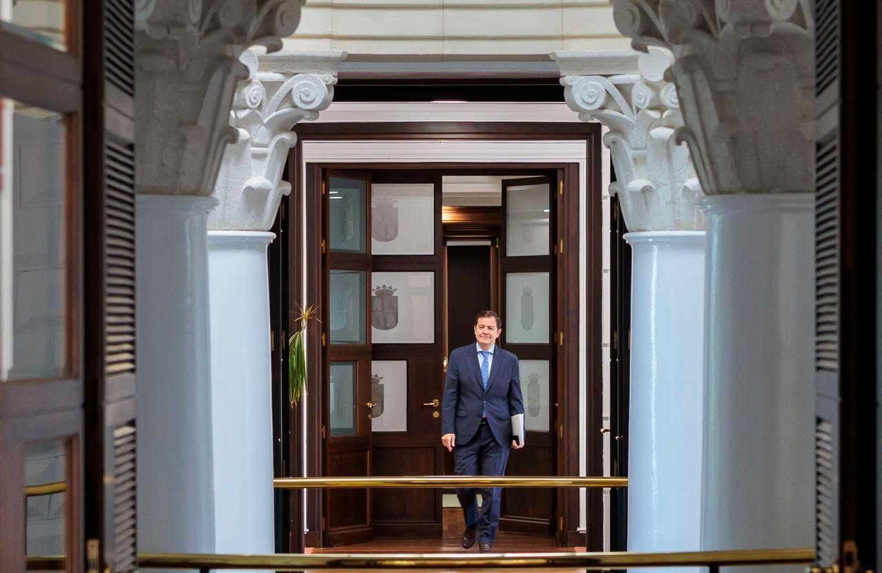 El presidente de la Junta de Castilla y León entrando a un edificio