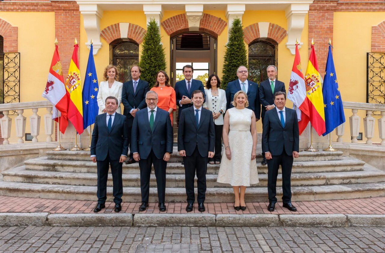 Grupo de personas posando frente a la Junta de Castilla y León