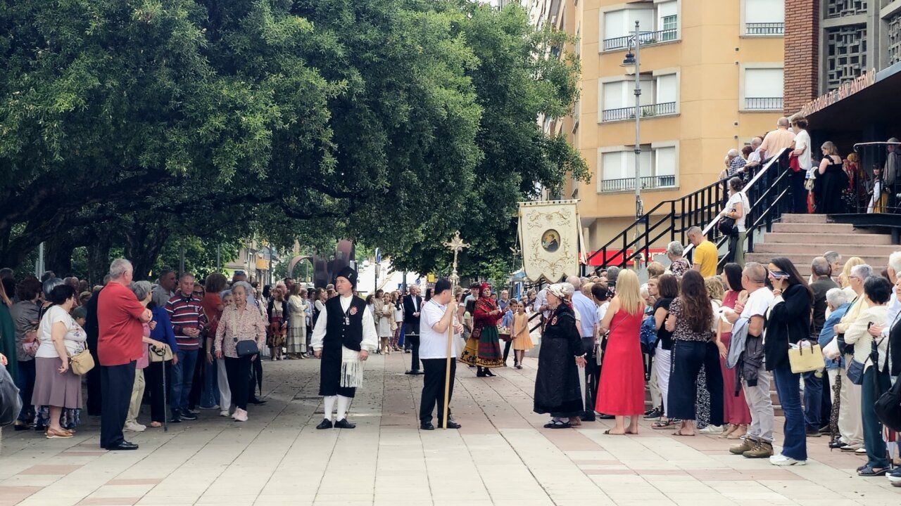 Multitud de fieles en la procesión de San Antonio en Ponferrada