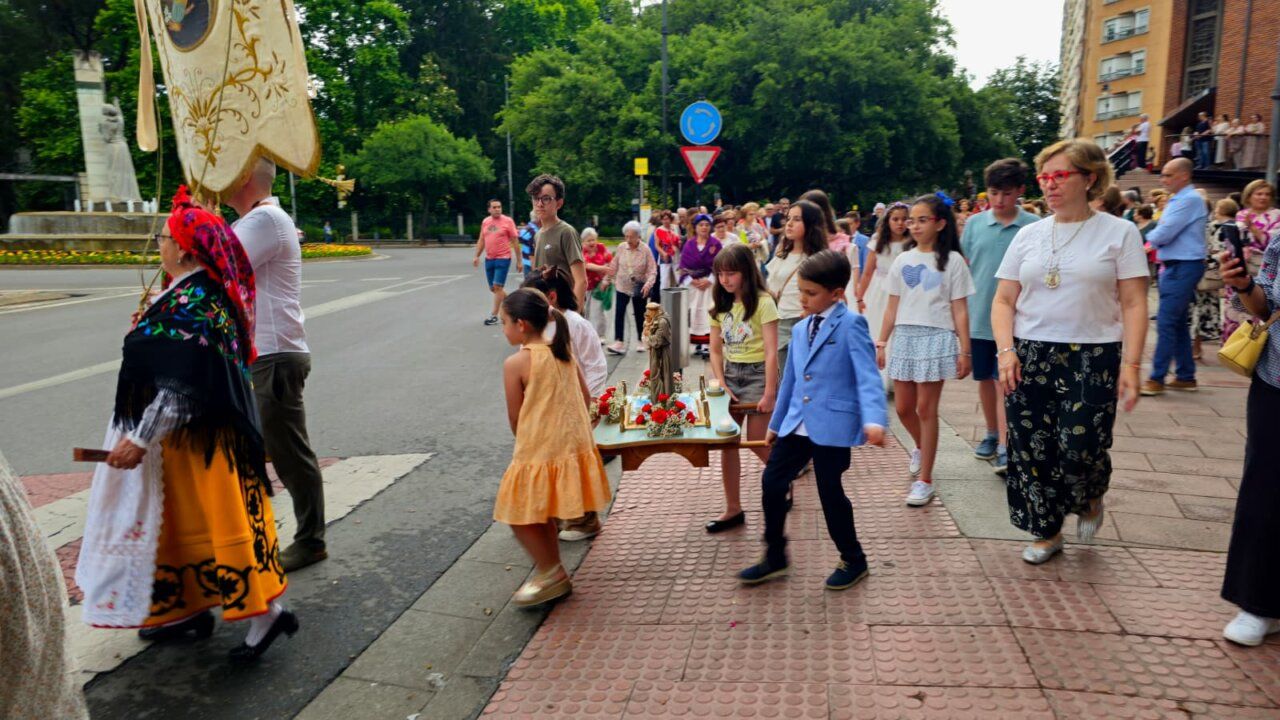 Multitud de personas participando en la procesión de San Antonio en Ponferrada