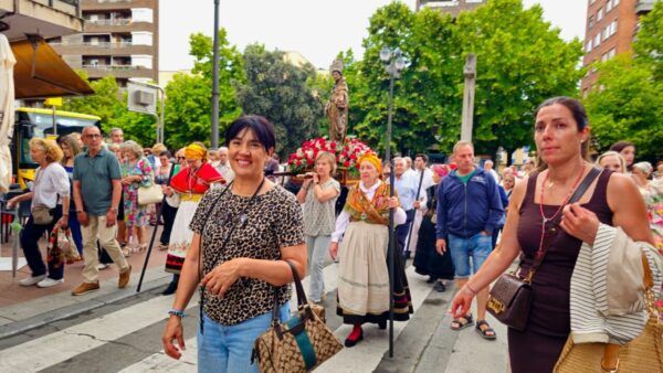 Multitud de personas participando en la procesión de San Antonio en Ponferrada