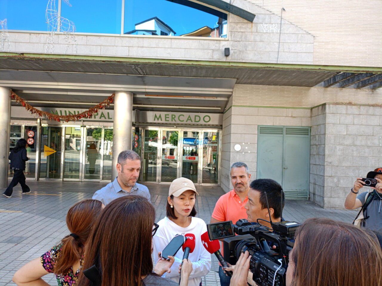 Productora ejecutiva entrevistando en el Mercado de Abastos de Ponferrada