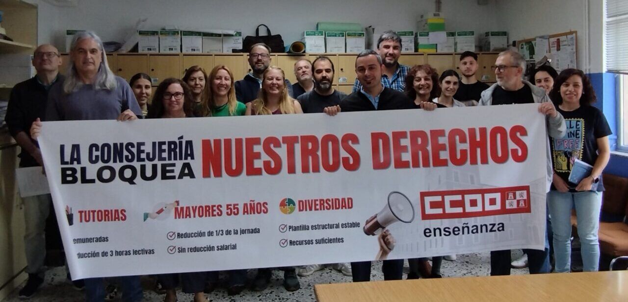 Docentes de Laciana protestan con pancarta sobre derechos educativos