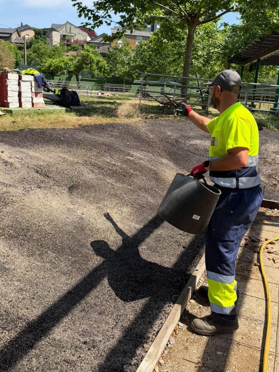 Trabajador realizando tareas de jardinería en Toreno