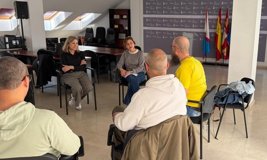 Participantes en una charla sobre inclusión laboral en León
