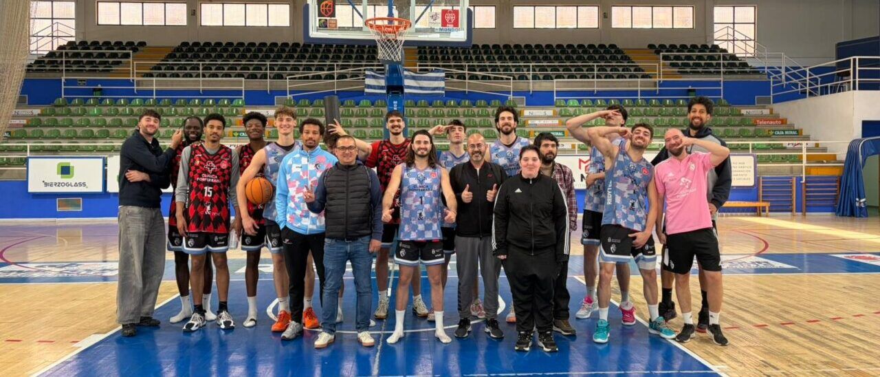 Grupo de participantes en el programa PasaXT en una cancha de baloncesto