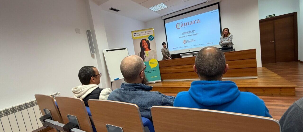 Participantes en una charla sobre inclusión laboral en León