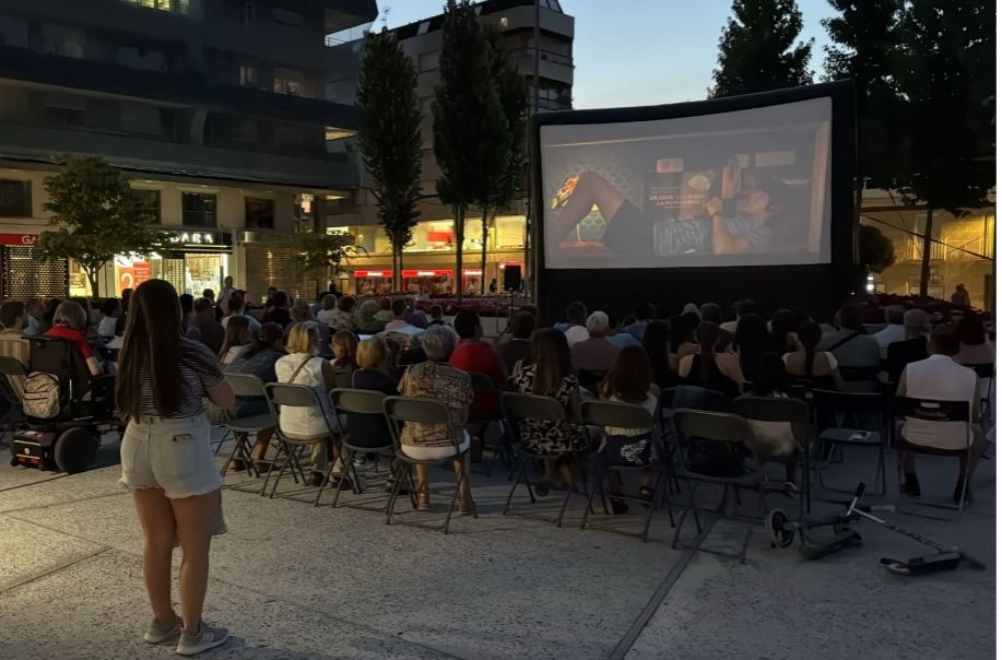 Proyección de la película Salta! en un cine al aire libre en Ponferrada