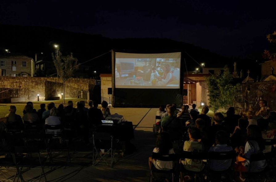Proyección al aire libre de la película Salta en Ponferrada
