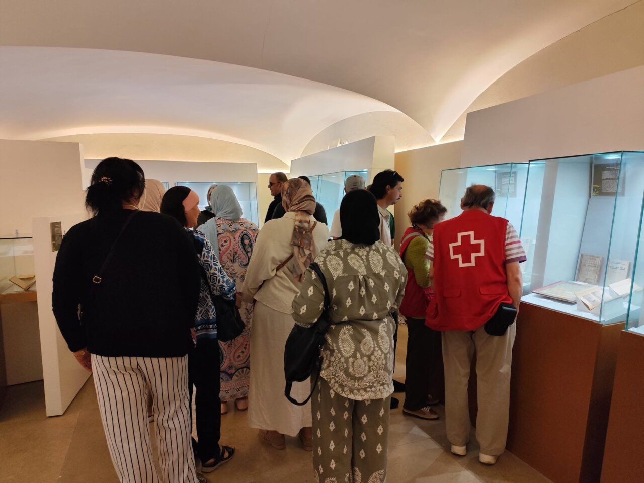 Grupo de personas observando exhibiciones en el Castillo de los Templarios