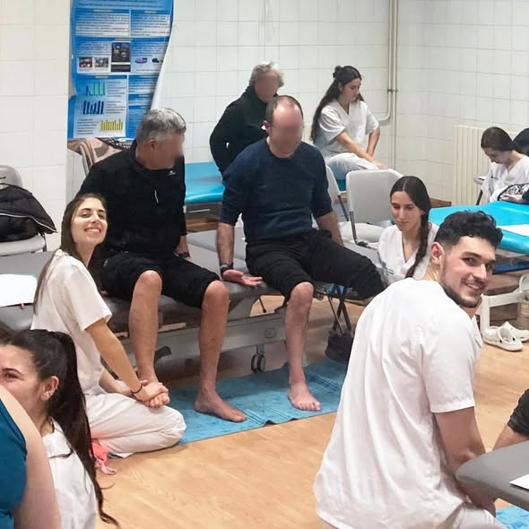 Estudiantes de fisioterapia trabajando con pacientes en el Campus de Ponferrada.