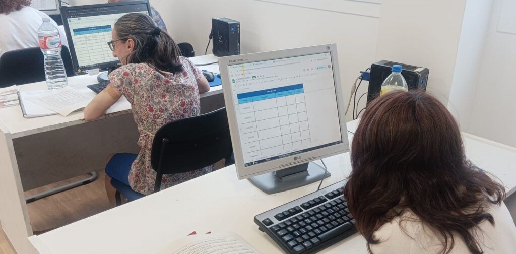 Participantes en un taller de formación laboral con computadoras
