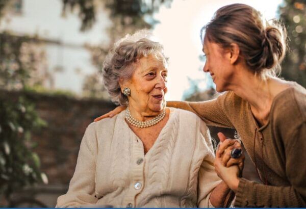 Dos mujeres conversando en un entorno comunitario del Bierzo