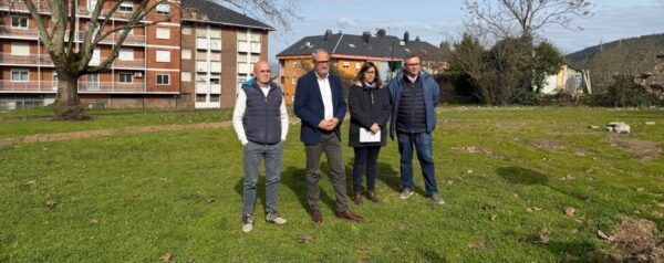 Representantes del PSOE en una parcela abandonada en Ponferrada