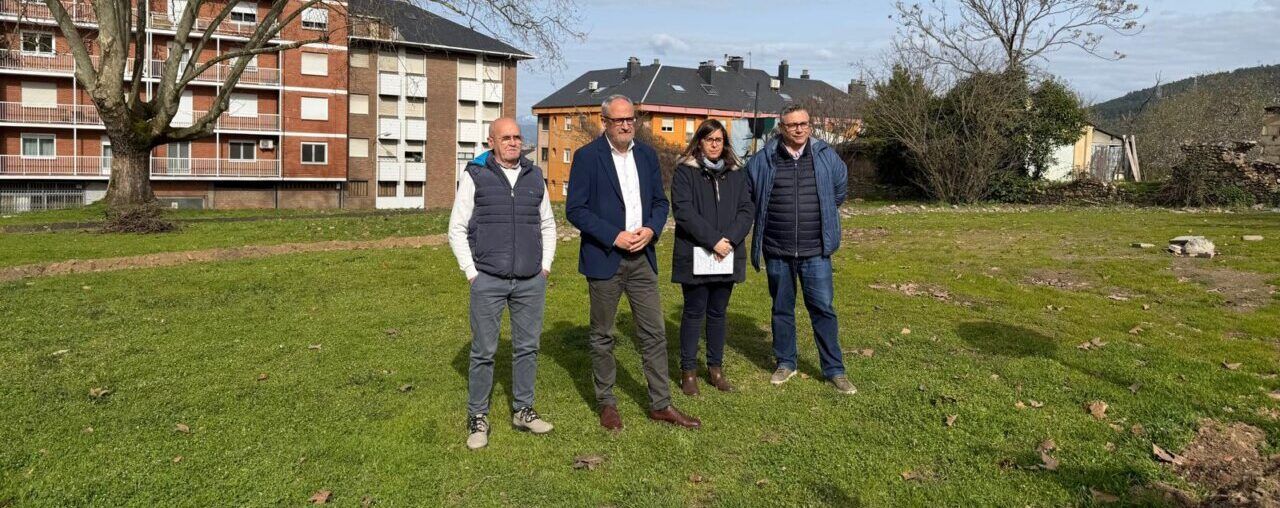 Representantes del PSOE en una parcela abandonada en Ponferrada