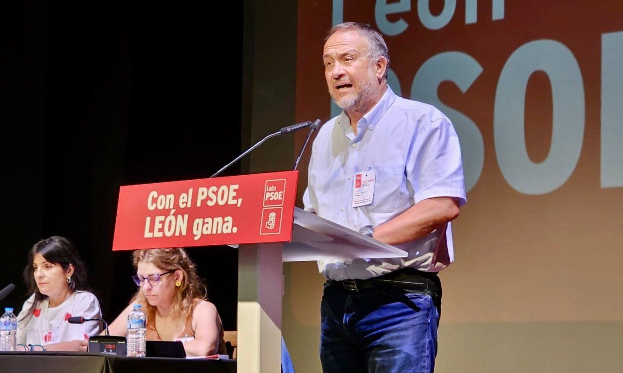 Reunión del PSOE en Valderas con orador y asistentes