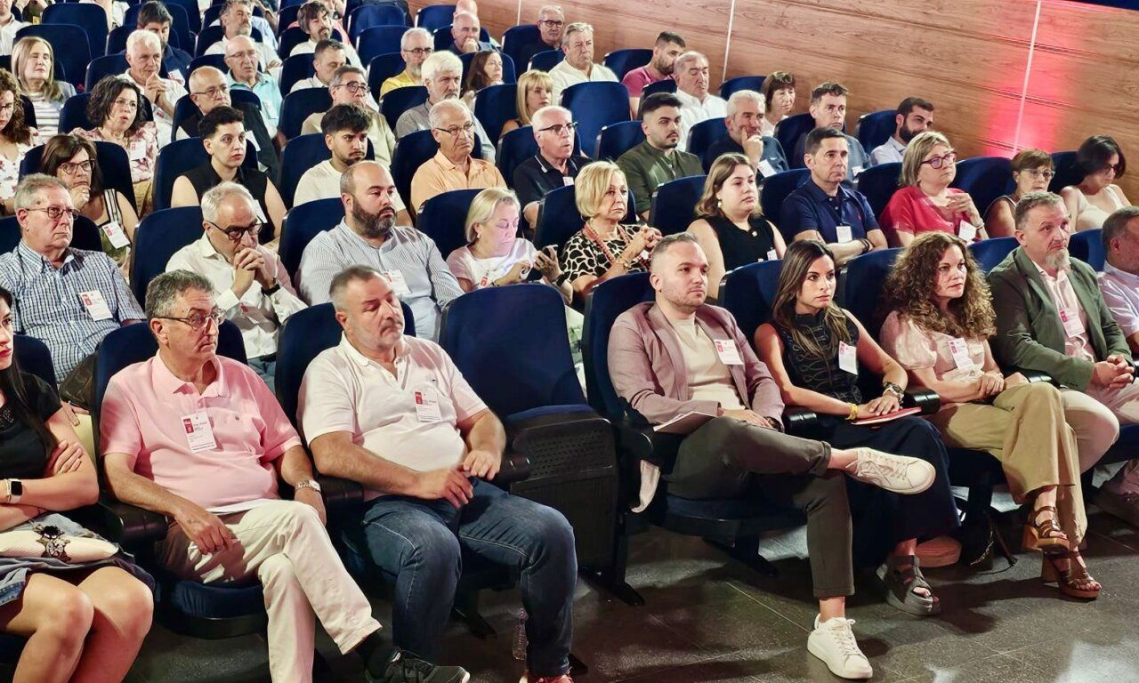 Reunión del PSOE en Valderas con asistentes en el auditorio