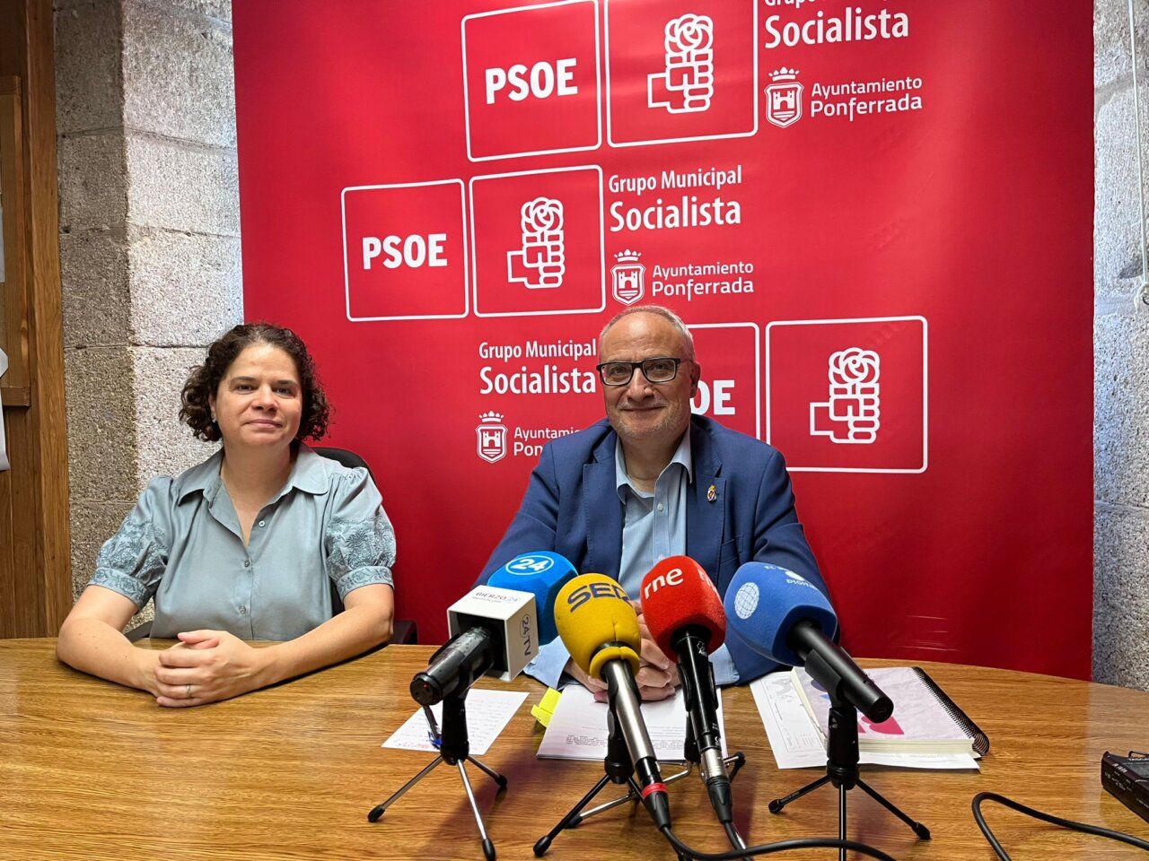 Miembros del PSOE de Ponferrada discutiendo sobre el contrato de la ORA