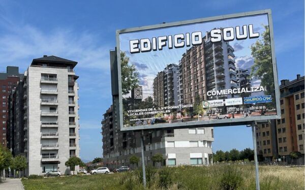 Cartel del Edificio Soul en Ponferrada con información sobre viviendas