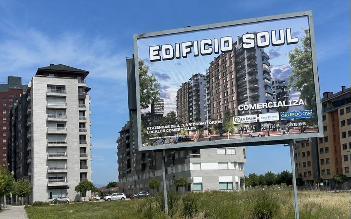 Cartel del Edificio Soul en Ponferrada con información sobre viviendas
